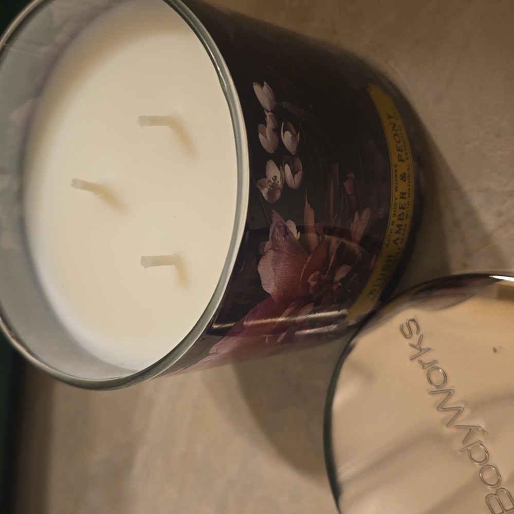 Bath & Body Works 3 wick candle - Blush Amber & Peony - DISCONTINUED FRAGRANCE - Picture 2 of 3
